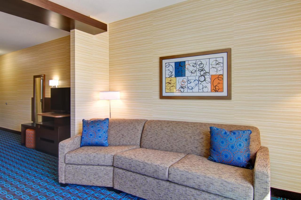Fairfield Inn & Suites By Marriott Kamloops Bagian luar foto