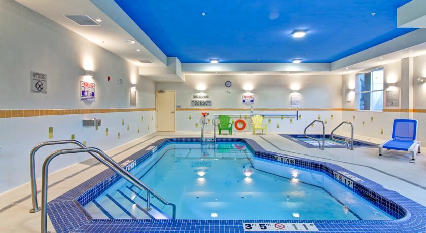 Fairfield Inn & Suites By Marriott Kamloops Bagian luar foto