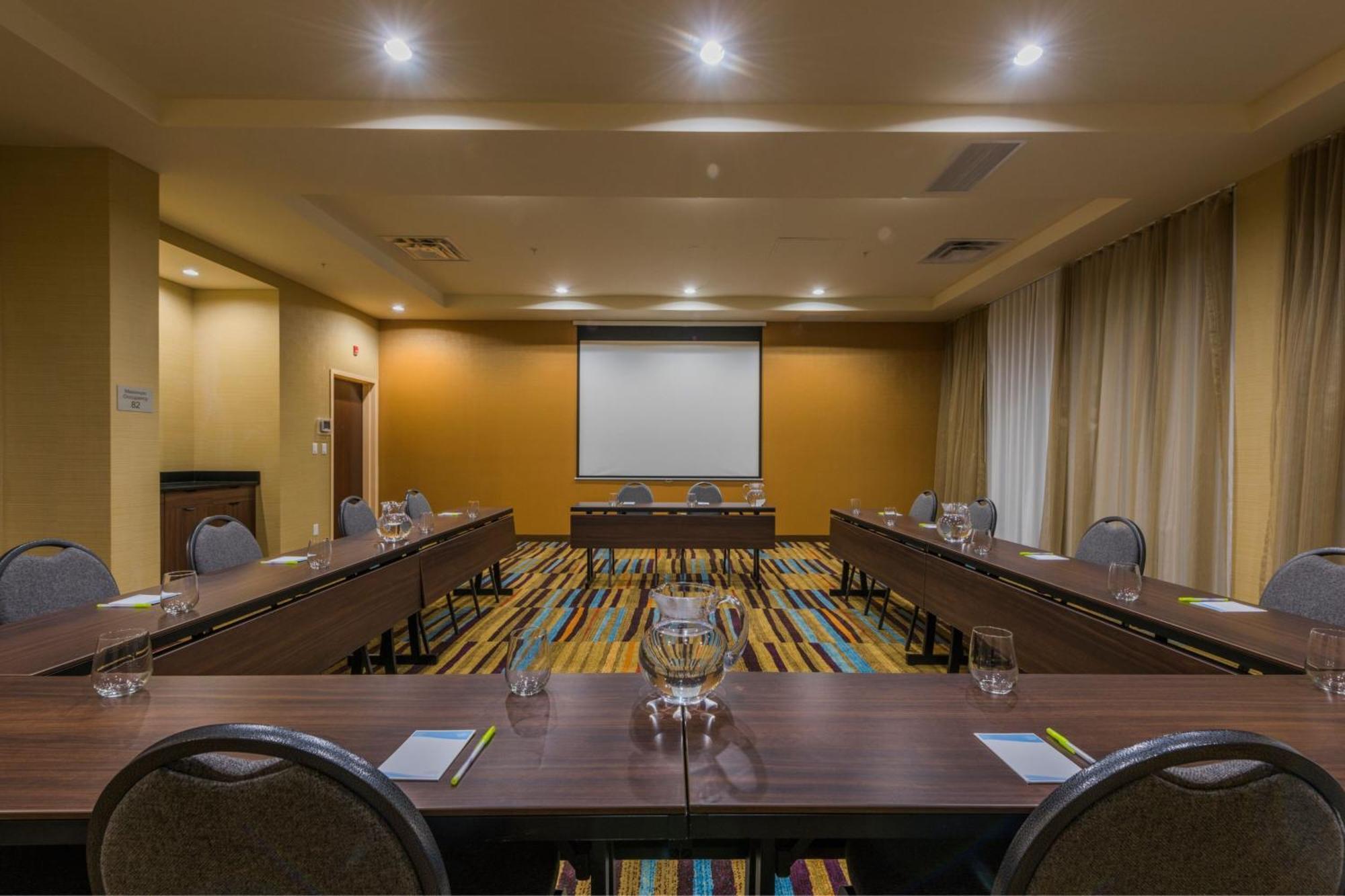 Fairfield Inn & Suites By Marriott Kamloops Bagian luar foto