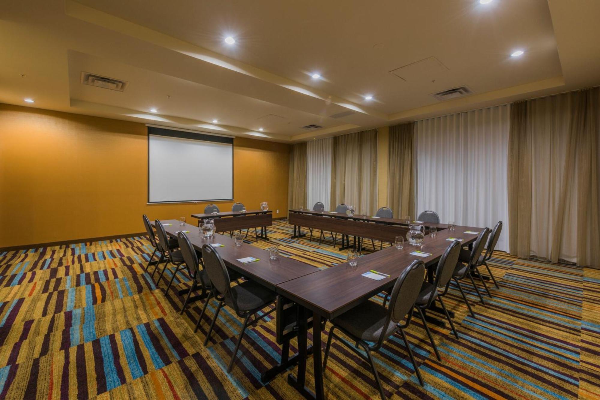 Fairfield Inn & Suites By Marriott Kamloops Bagian luar foto