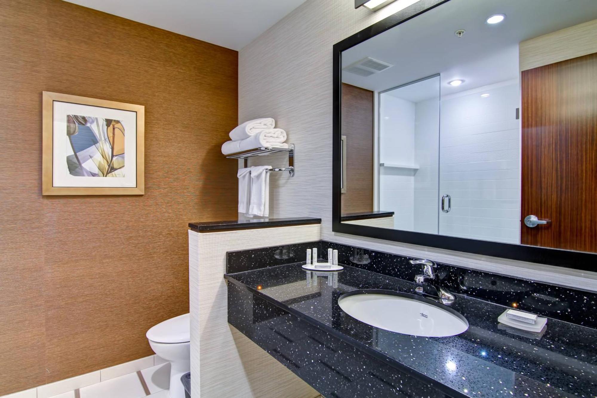 Fairfield Inn & Suites By Marriott Kamloops Bagian luar foto