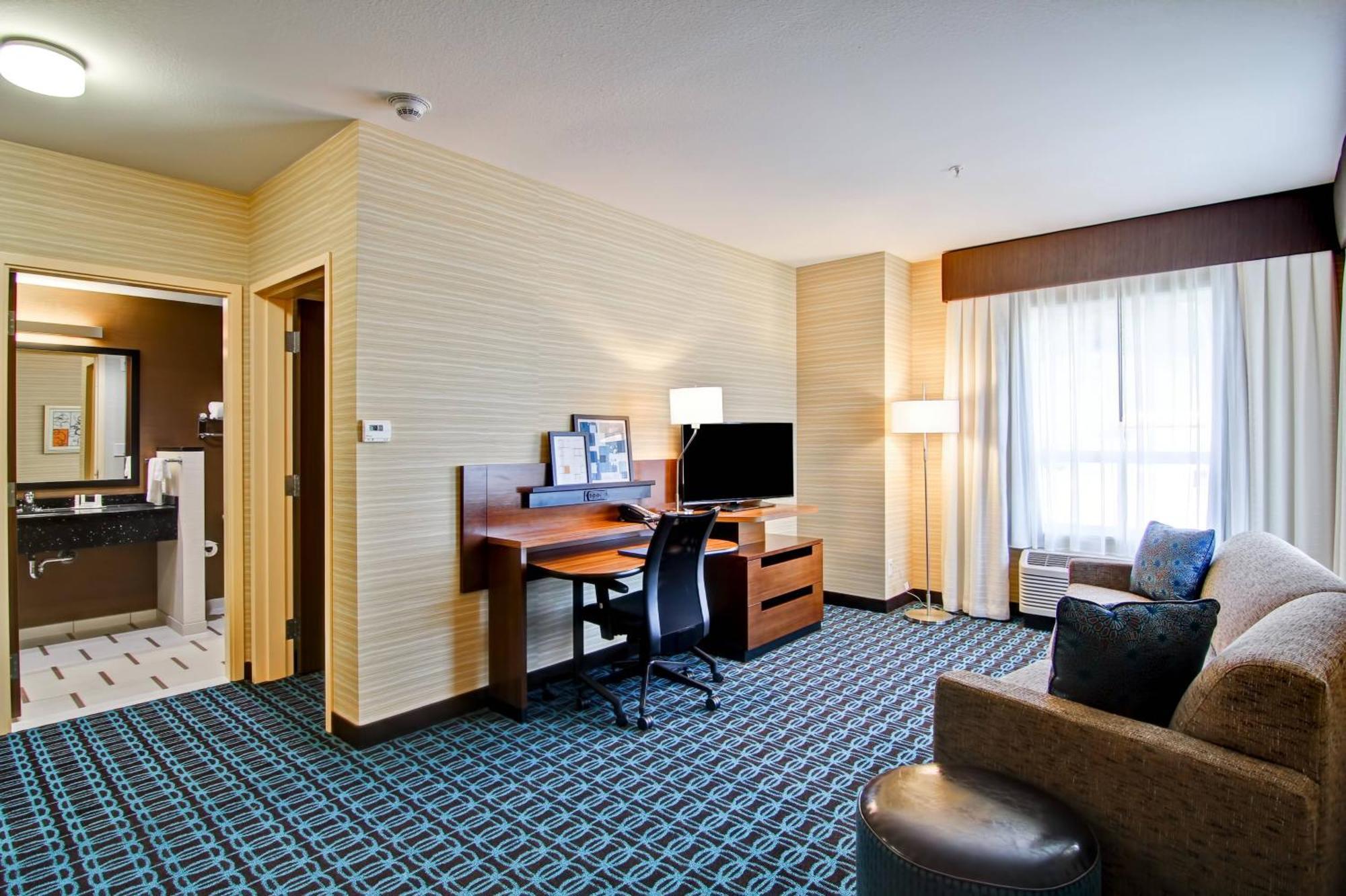 Fairfield Inn & Suites By Marriott Kamloops Bagian luar foto