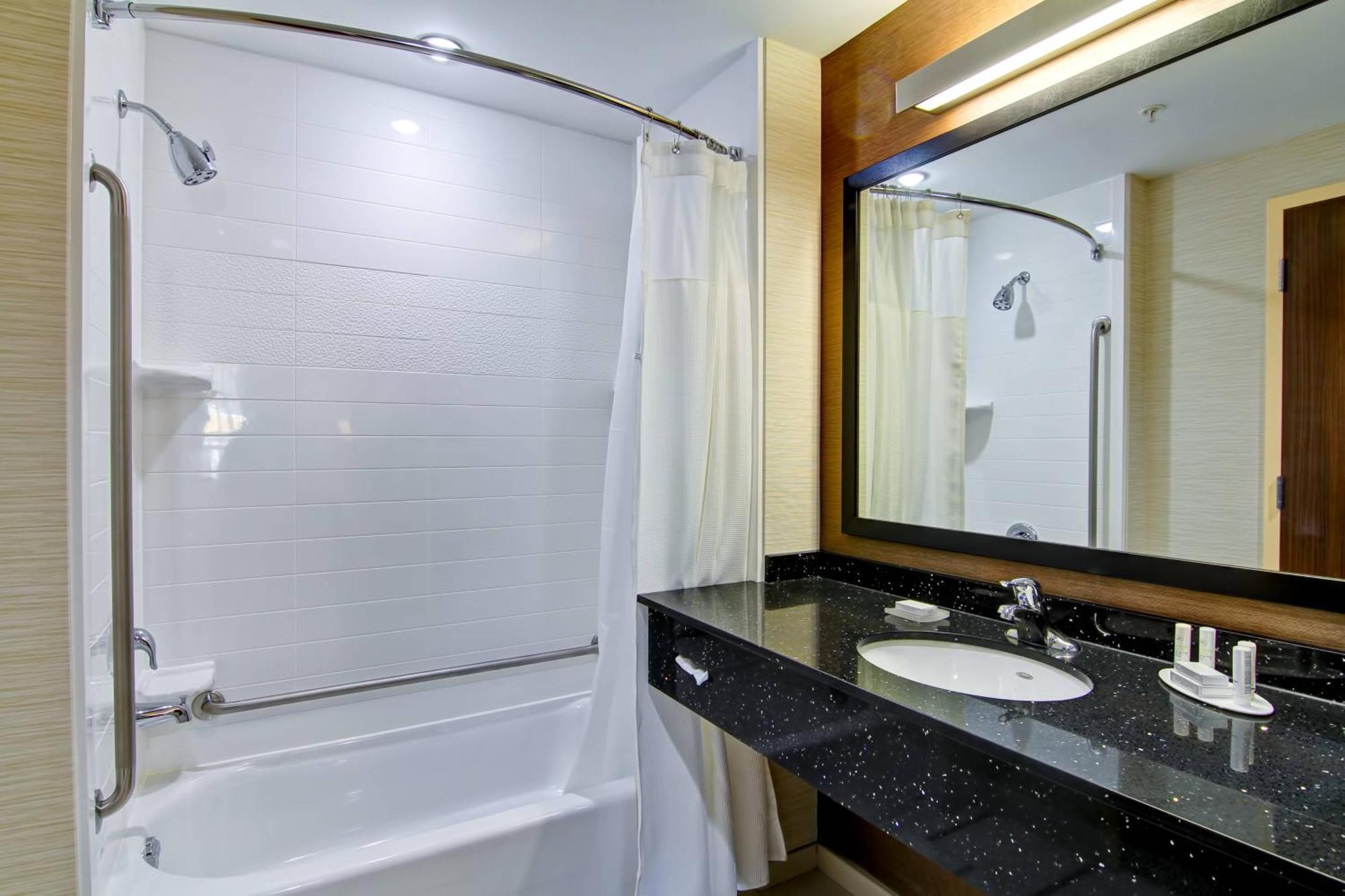 Fairfield Inn & Suites By Marriott Kamloops Bagian luar foto