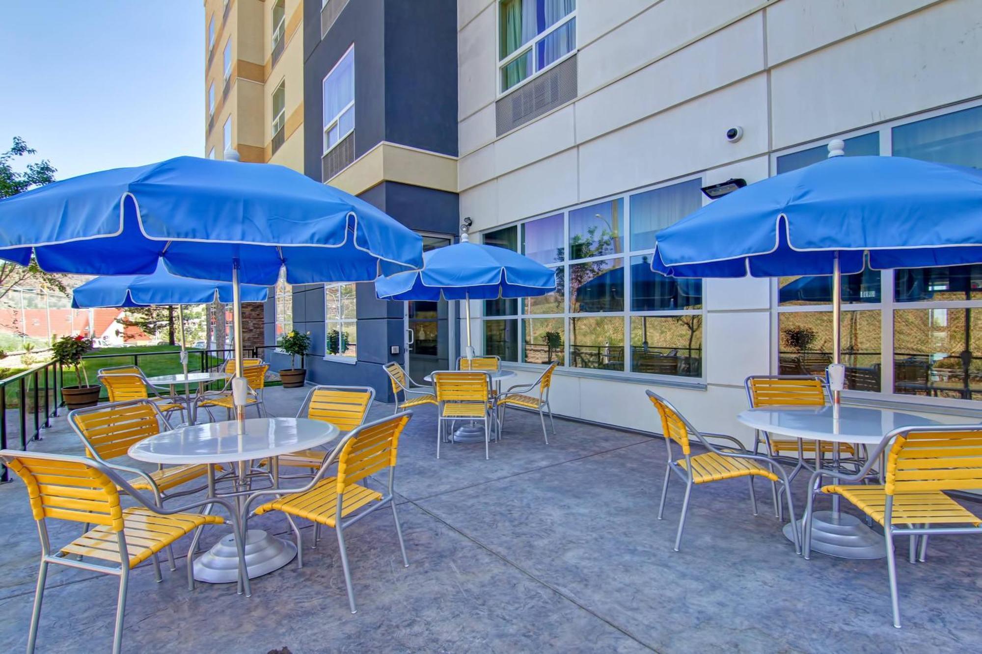 Fairfield Inn & Suites By Marriott Kamloops Bagian luar foto