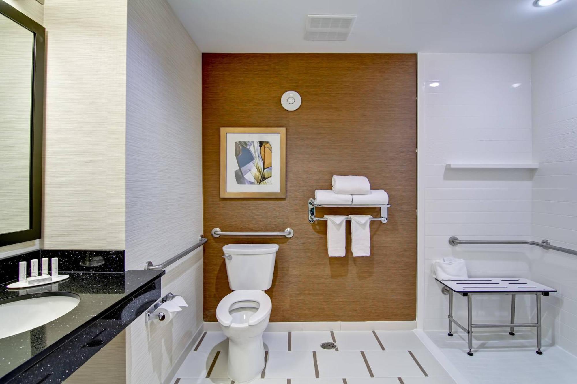 Fairfield Inn & Suites By Marriott Kamloops Bagian luar foto