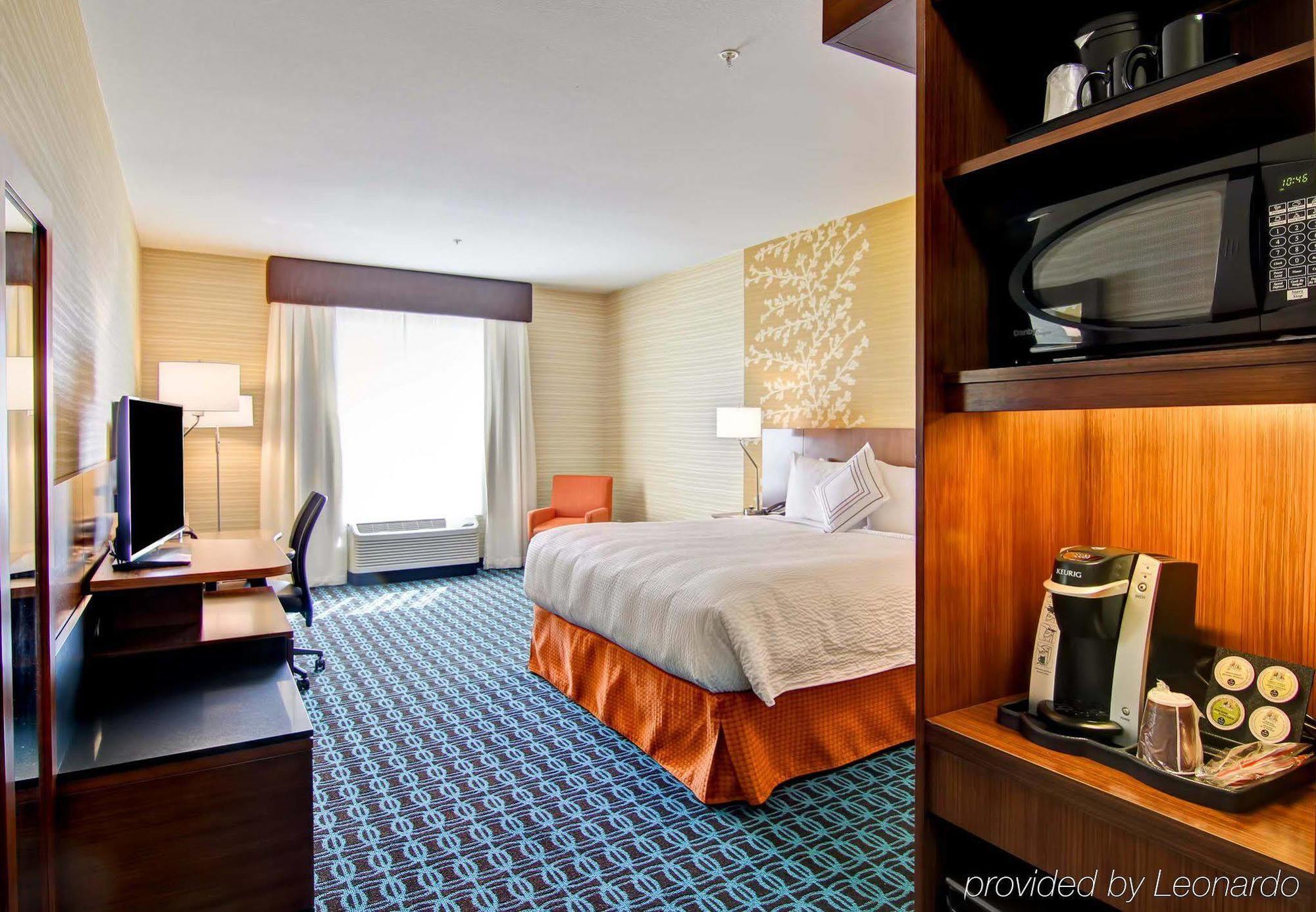 Fairfield Inn & Suites By Marriott Kamloops Bagian luar foto