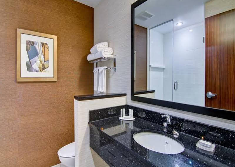 Fairfield Inn & Suites By Marriott Kamloops Bagian luar foto
