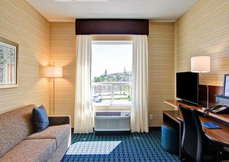 Fairfield Inn & Suites By Marriott Kamloops Bagian luar foto